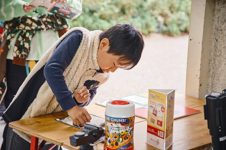 スタンプラリーでヴィレッジ内を散策すると、自然とさまざまなチャムスのアウトドアグッズを見たり体験ができる。