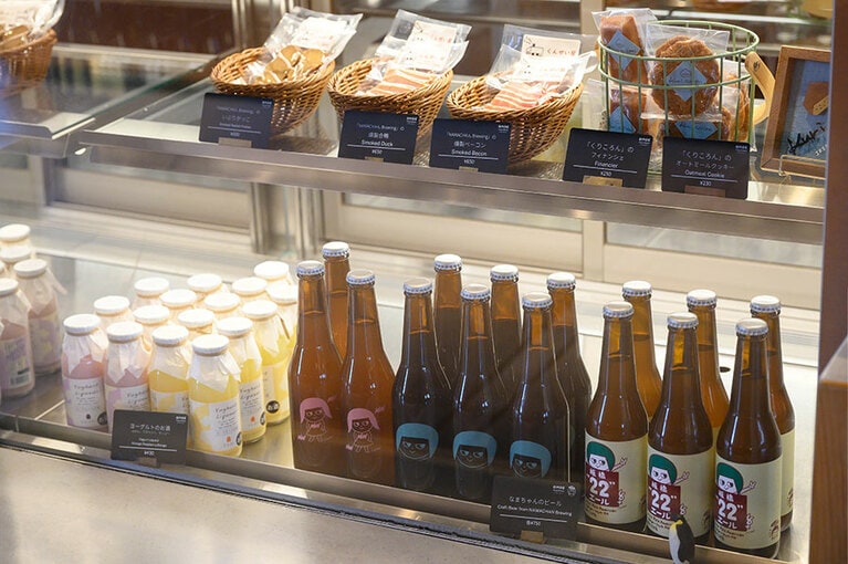 「NAMACHAん Brewing」のクラフトビールや燻製ベーコンなど、「大塚」だからこその美味しいフードが揃う。