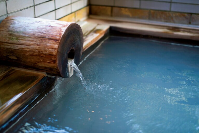 【別府明礬温泉 岡本屋旅館】露天風呂のほか、内湯の檜風呂と岩風呂も源泉かけ流し。Photo:Hiroshi Mizusaki