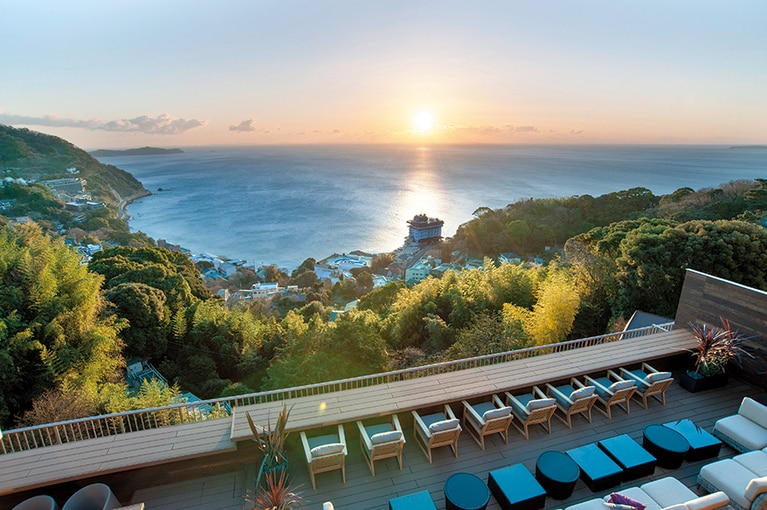 【ATAMI せかいえ】オープンエアラウンジ「紺碧テラス」。朝は相模湾から昇る壮大な日の出が目の前に。夜は刻々と色を変える大海原を眺めつつカクテルを楽しむこともできる。