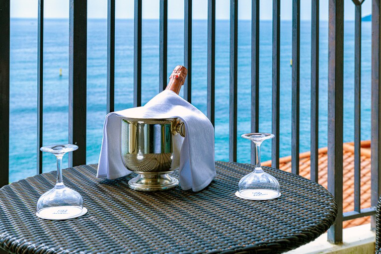 オーシャンビューの高揚感で、日のあるうちからスパークリングワインを開けてしまいそう。