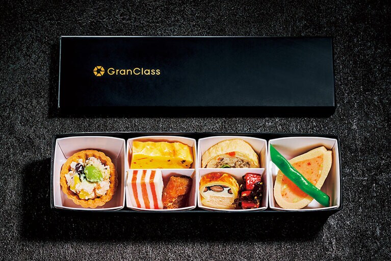 飲料･軽食ありの列車で提供される“リフレッシュメント（軽いお食事）”。和食は「分とく山」が監修。