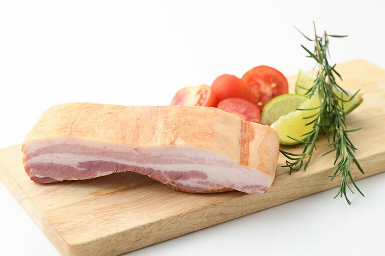 デリベイク明治屋 熟成ベーコン(ブロック) 1,527円(300g)。