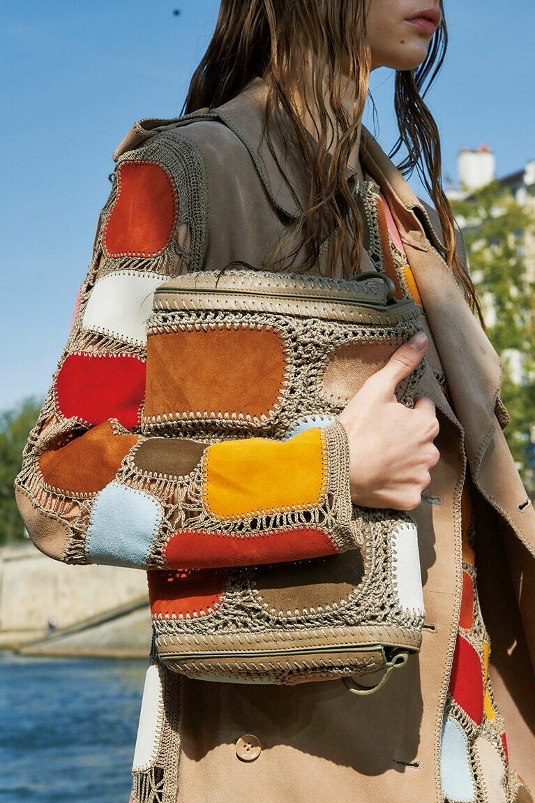 レザーワーキンググループ認定のレザーをハンドクロシェで繋ぎ合わせた。