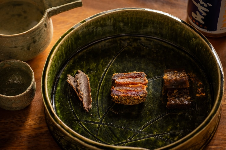 「干々」（写真は2人分）。左から猪の干し肉、干し芋と干し柿、乾燥ヤマドリダケと短角牛の煮凝り。