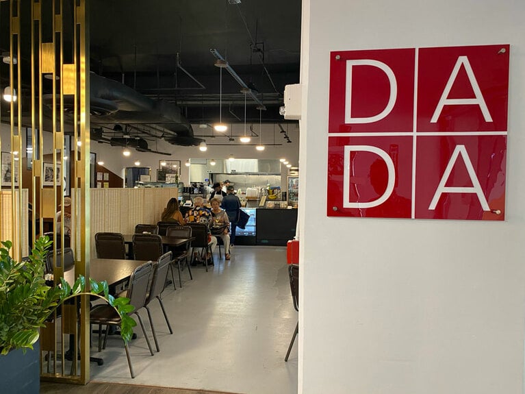 アラモアナ・ホテル・バイ・マントラ。改装に伴って３階の商業施設もオープン。DADAには美容室やカフェなどが 入っています。