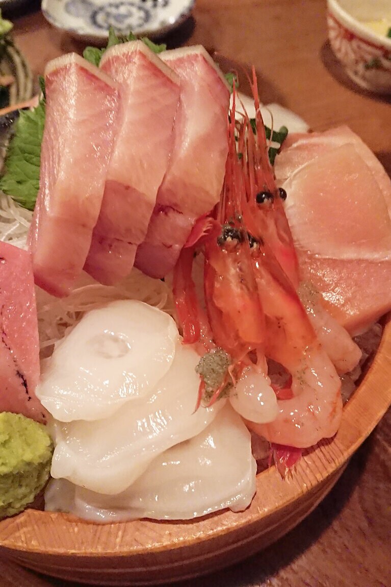 「居酒屋 花組」の新鮮なお刺身。