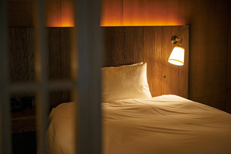 本館の洋室「奥由布」のベッド。