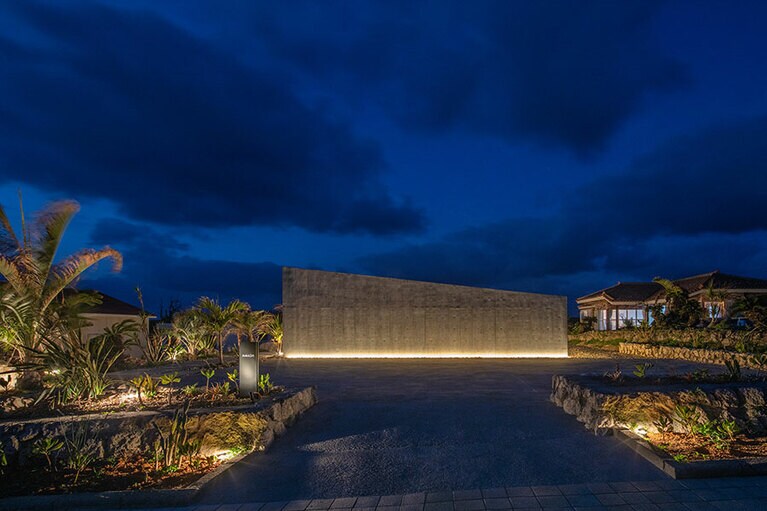 与論島随一の繁華街“茶花”からも程近い場所にある、「AMADA」の外観。