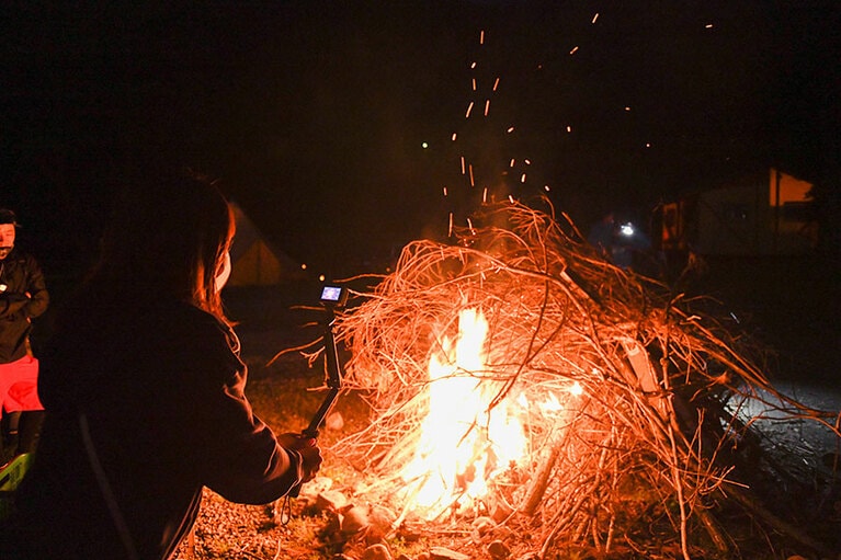 燃え盛る迫力満点のキャンプファイヤーをGoProで撮影。