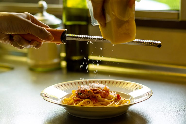 ハードタイプのチーズも簡単にすりおろせます。