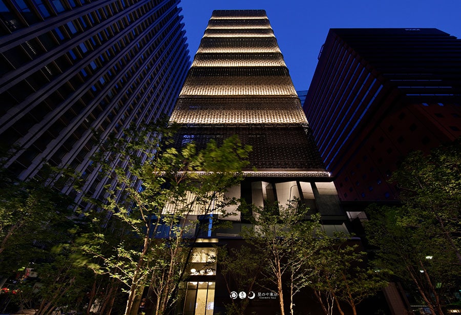 地下2階、地上17階の「星のや東京」はまさに“塔の日本旅館”。