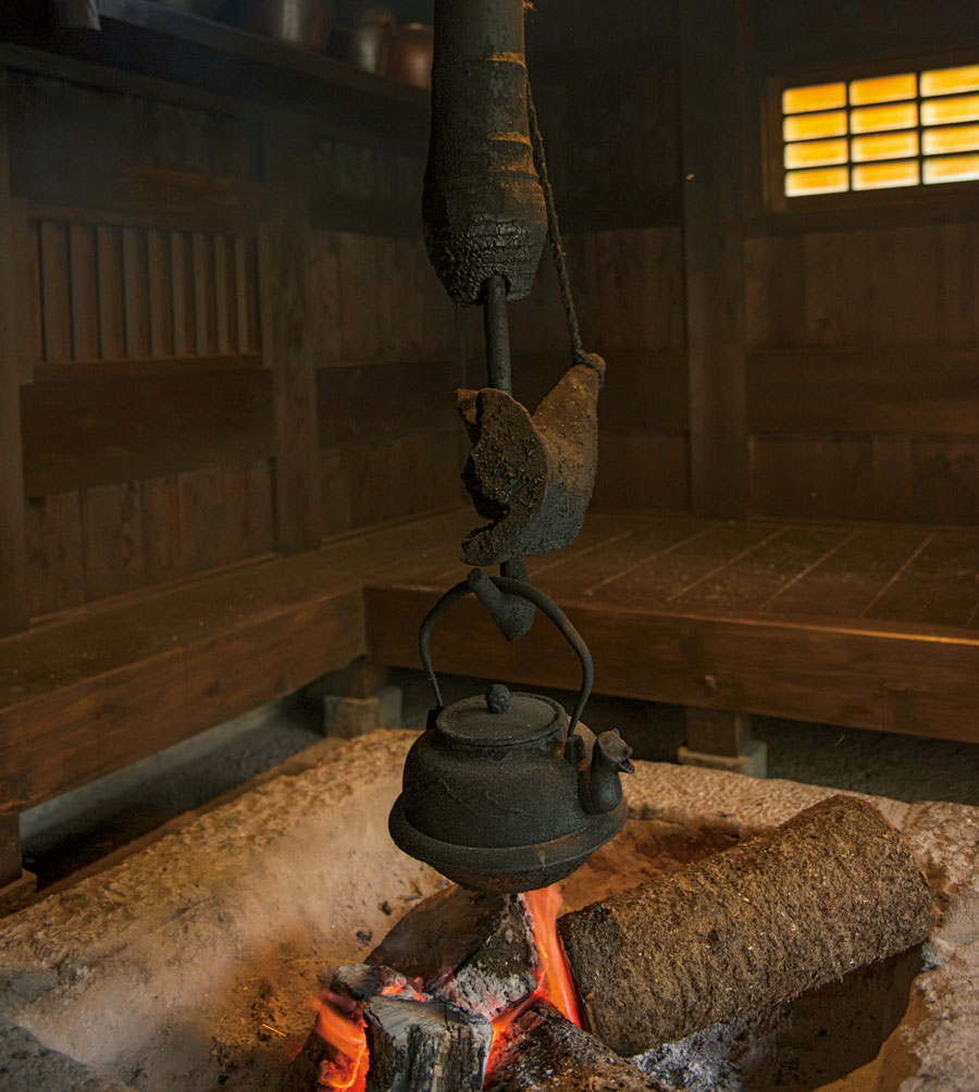 【旅館 山河】囲炉裏小屋や館内1階のロビーには、昔ながらの囲炉裏が。囲炉裏の火にあたりつつ、ゆったりした時の流れを楽しみたい。Photo: Hiroshi Mizusaki