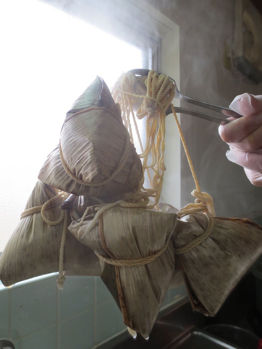 食べる前に、たっぷりの湯で約15分ゆでる。竹の皮と笹の葉で包み、タコ糸で縛った粽はずっしり重い。