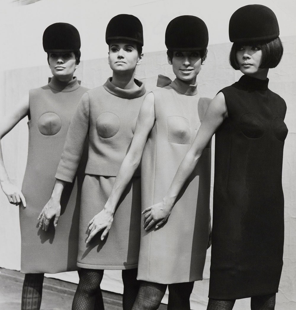 バストが立体的に仕立てられたミニドレスを着た松本弘子(右)。Pierre Cardin minidresses with sculpted bust detail, 1966. (Photo: Courtesy of Archives Pierre Cardin. ©Archives Pierre Cardin)