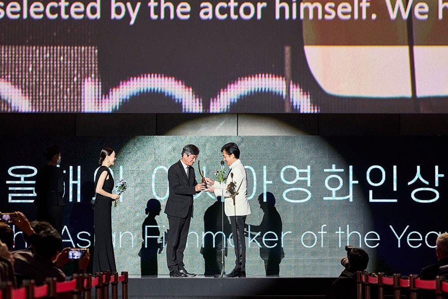 今年のアジア映画人賞（Asian FIlmmaker of the Year)を受賞したトニー・レオン。『ミナリ』のハン・イェリ(左）がトニーを讃える詩を朗読した。©BIFF