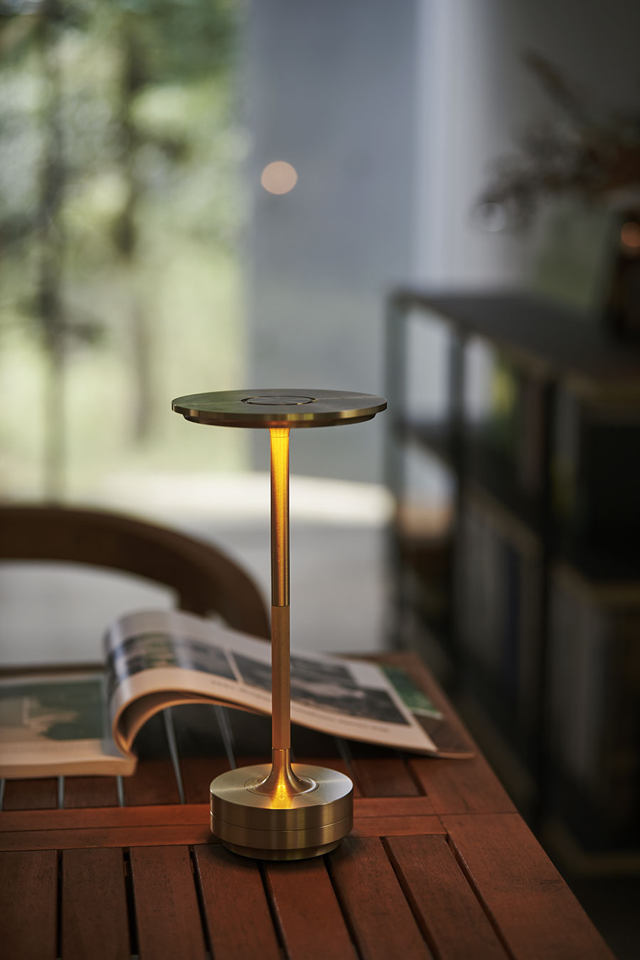やわらかな光を灯す「アンビテック」のテーブルランプはコードレス。家具と同様に、どこへでも移動できる。