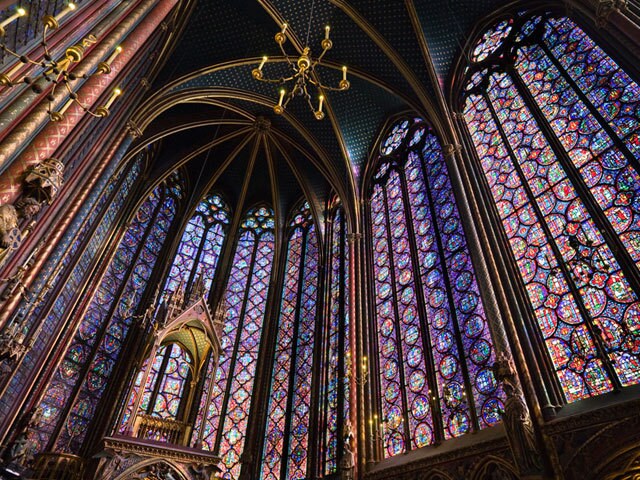 セーヌ川に浮かぶ教会を彩るあまりにも壮麗なステンドグラス | 今日の絶景
