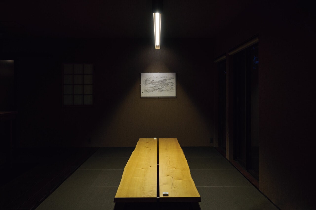 店内には蘭学者・柴田収蔵の佐渡の地図、柳原良平のイラスト、かつての宿根木のモノクロ写真などの展示も。