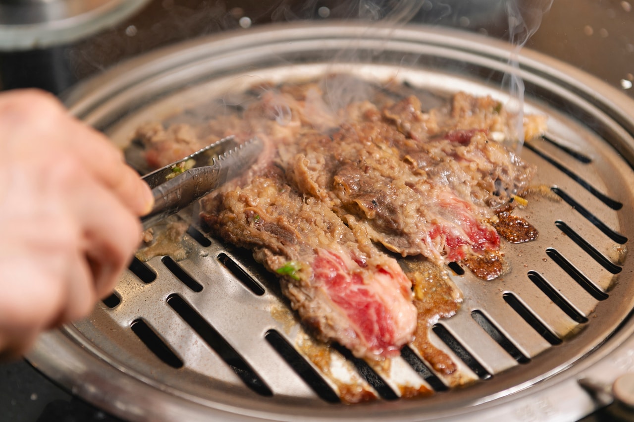 肉はスタッフが焼いてくれるので、ベストの食べ頃を逃さない。