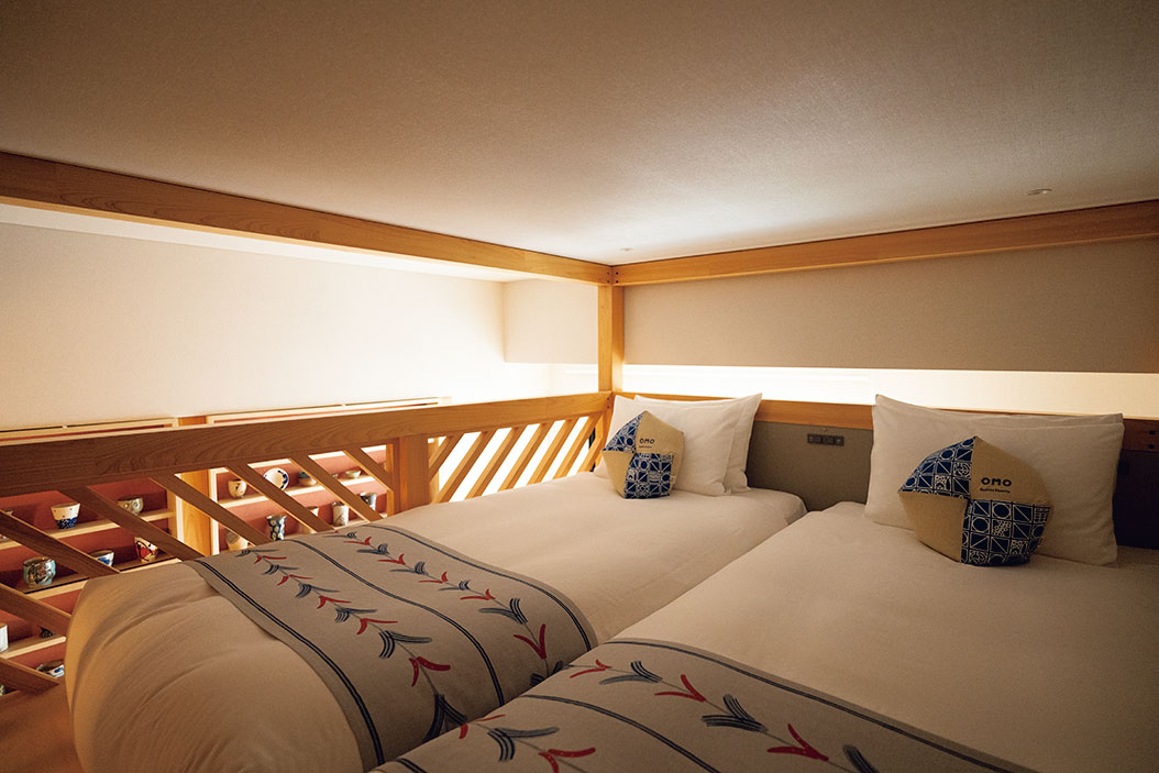 縦の空間を活用し、リビングスペースの上部をベッド2台が並ぶ「やぐら寝台」に。ベッドライナーには那覇市の市花であるブーケンビリアをデザイン。