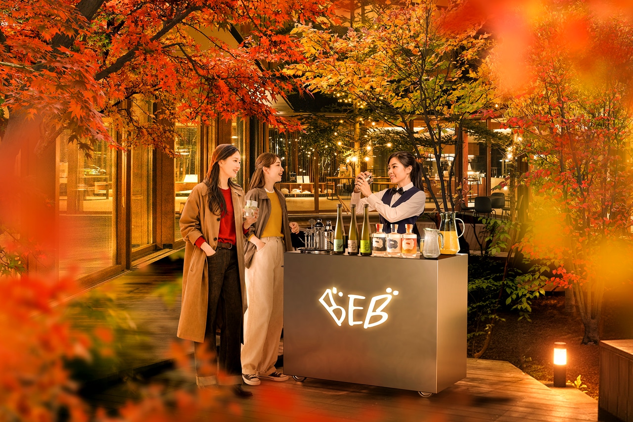 紅葉に染まる中庭に出現した「BEB Night BAR」のバーカウンター。