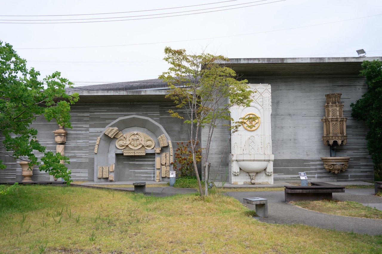 写真中央は、伊奈製陶が作った横浜松坂屋本館で使用されていたテラコッタ。「テラコッタパーク」にて。