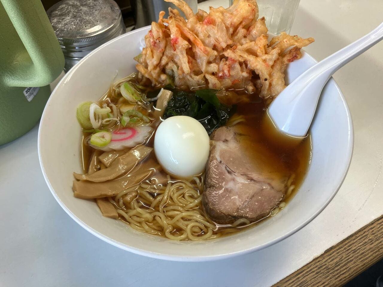 かき揚げ天がのった豪華な天玉ラーメン（850円）