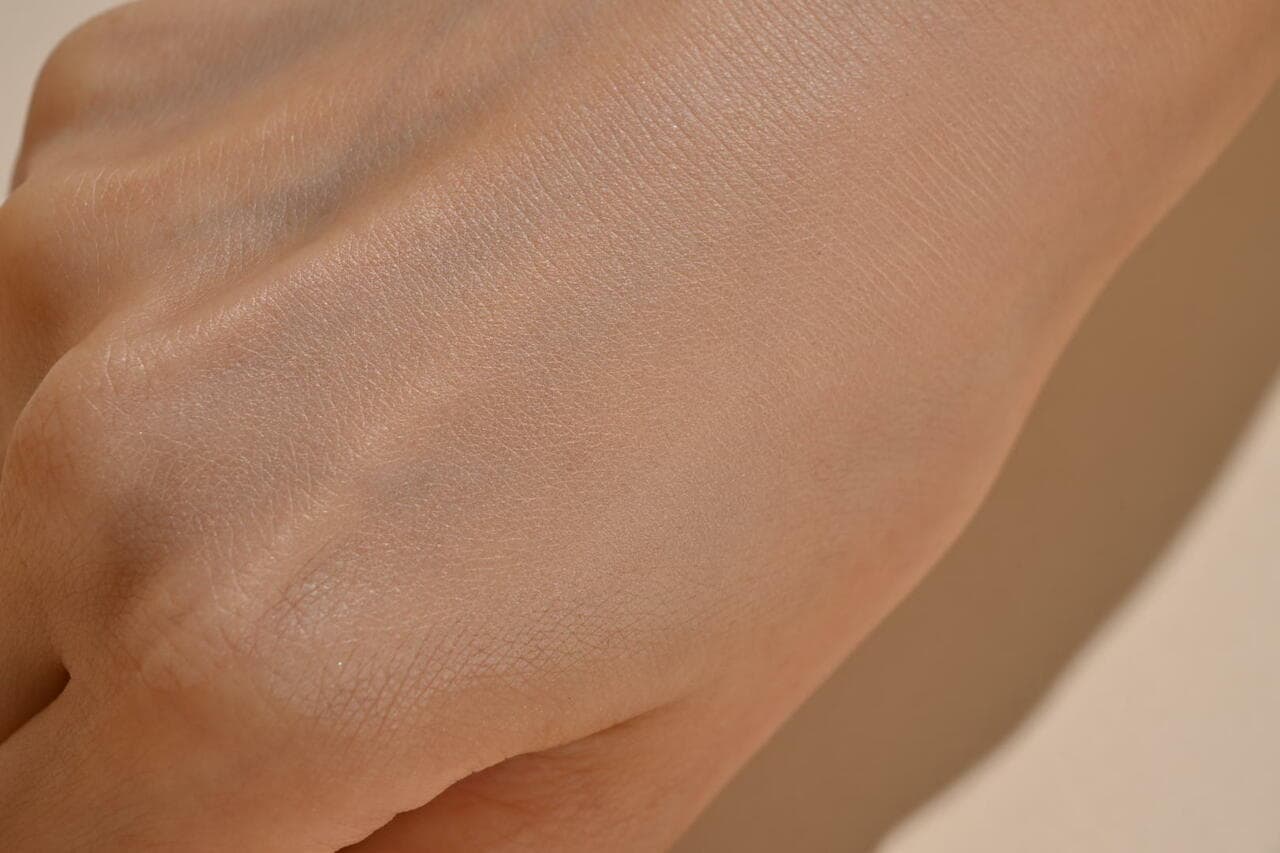 肌の奥からふんわりと光を放つような仕上がり。カバー力も◎！