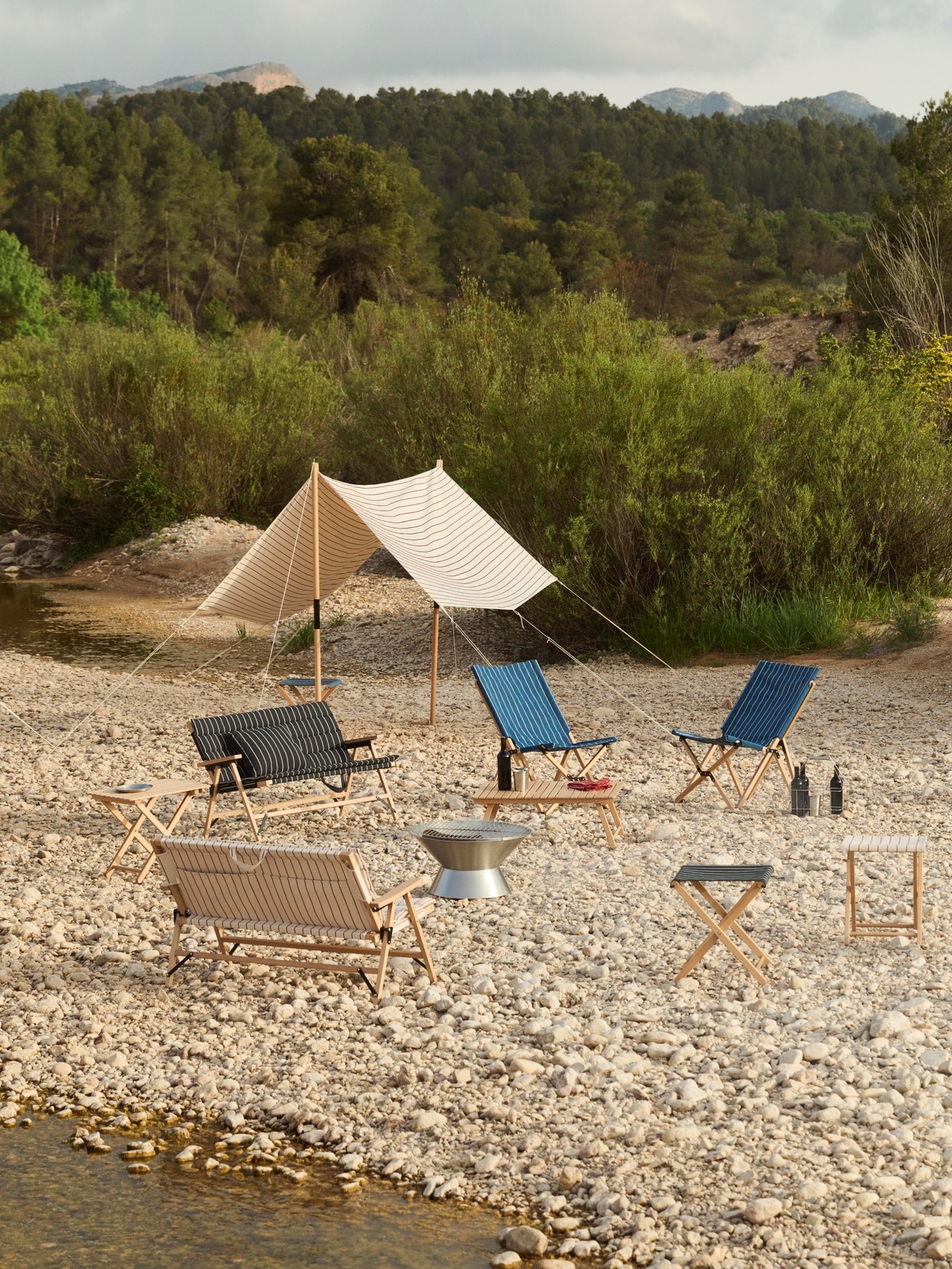 写真奥はビーチ材の支柱と再生ポリエステルのファブリックを組み合わせたOutdoor Market Canopy（99,000円）。1人でのリラックスタイムや友人との集まりにも最適なプライベート空間を作り出す。