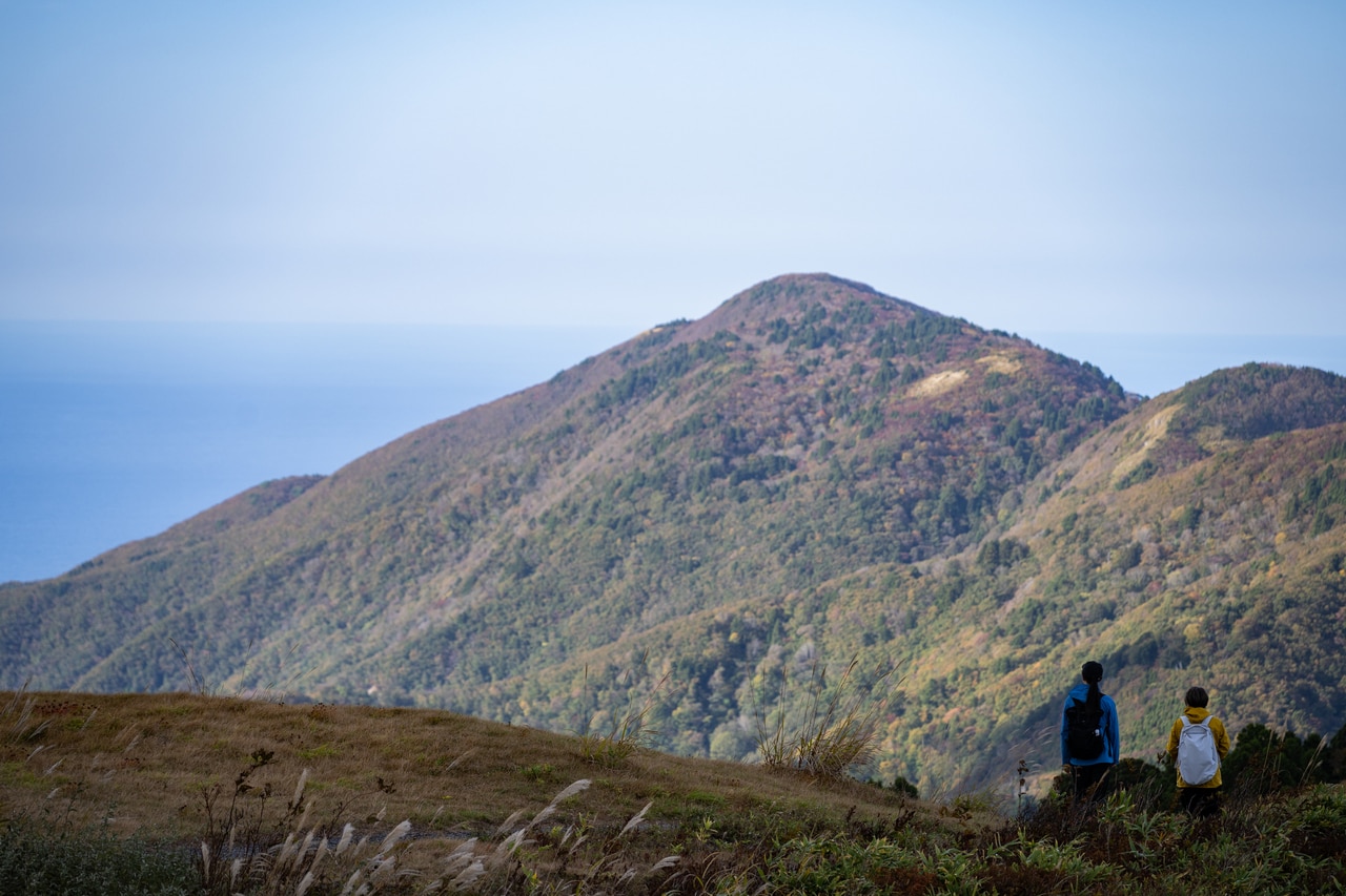 CREAでも取材に訪れた佐渡島のドンデン山。正式名称はタダラ峰ですが、900mクラスの3つの山を合わせた高原一帯をドンデン山と呼んでいるそう。