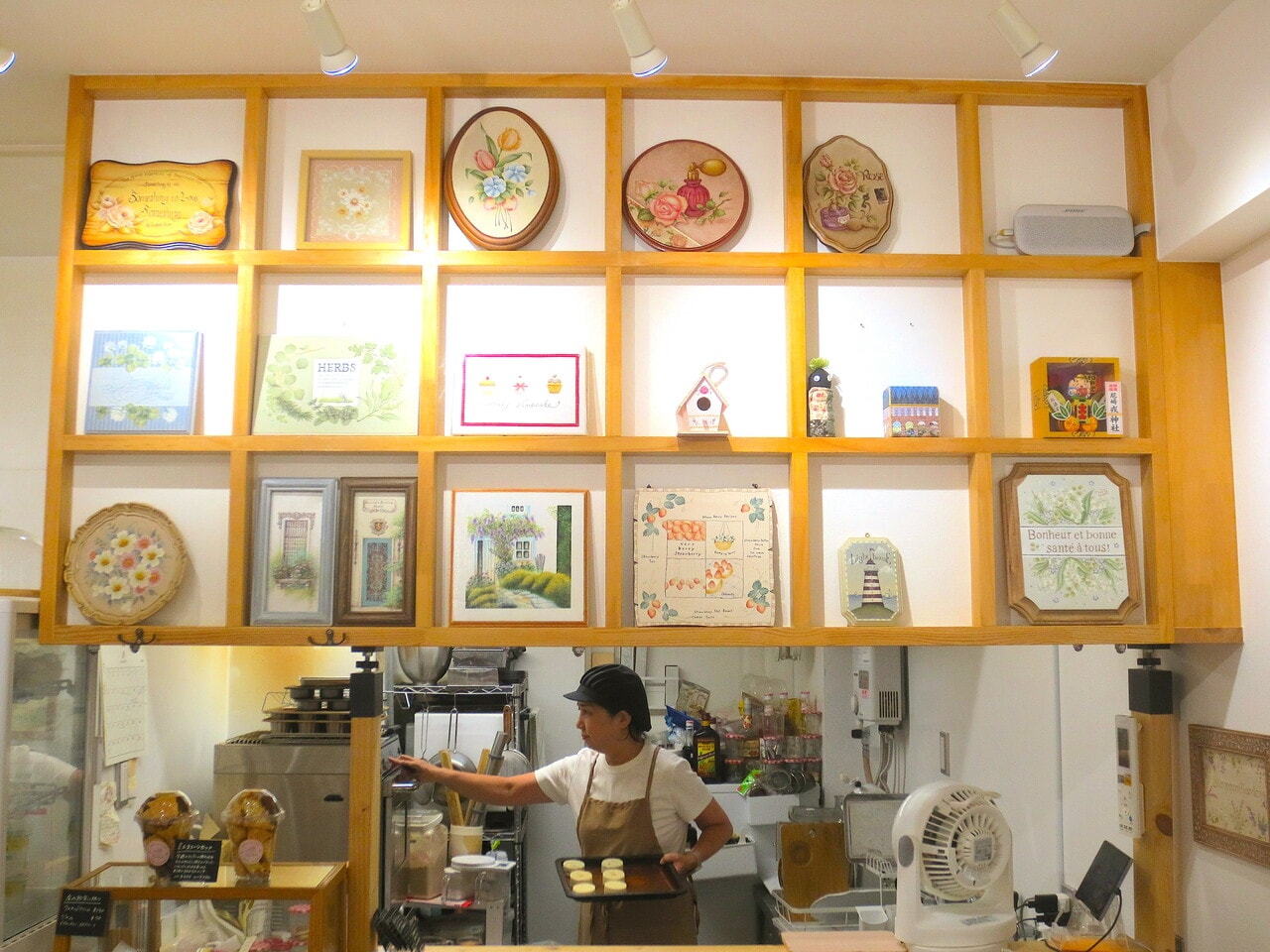 店内に飾っているトールペイント作品は、9月からハローウィン、11月と12月はクリスマスと、次々に変わるそう。