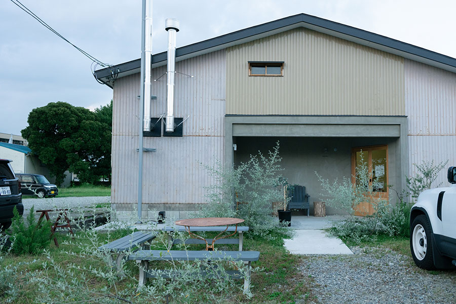 「1988 CAFE SHOZO」の裏手に建つ焙煎所。