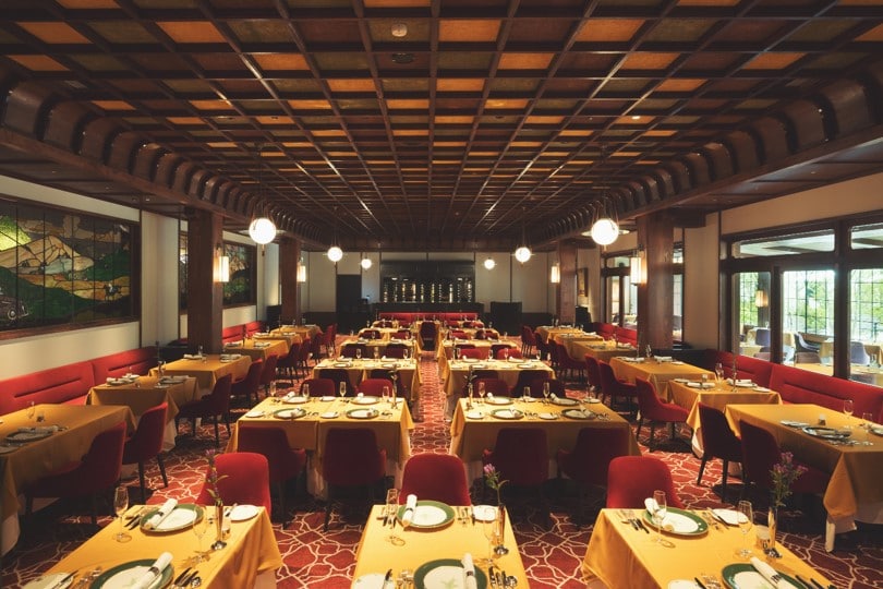 国の登録有形文化財「アルプス館」1階に位置する「メインダイニングルーム」。