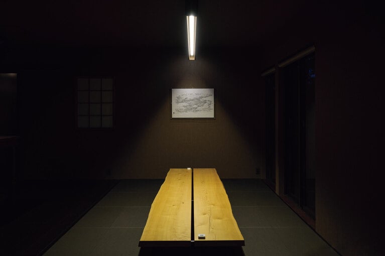 店内には蘭学者・柴田収蔵の佐渡の地図、柳原良平のイラスト、かつての宿根木のモノクロ写真などの展示も。