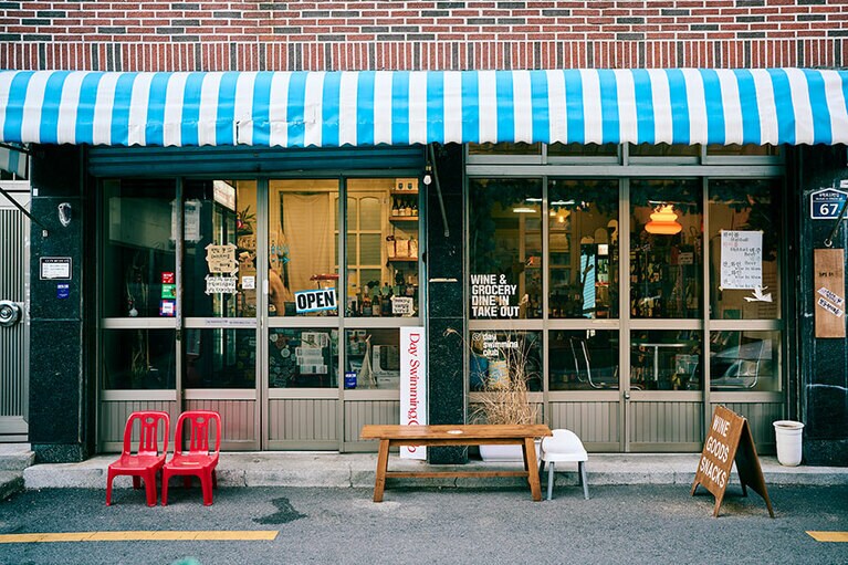 ワインセレクトショップ「Day Swimming Club」は店内でもワインを楽しめる／Day Swimming Club（デイ スイミング クラブ／데이 스위밍클럽）