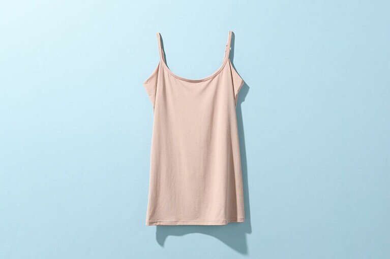 GU「スタイルドライキャミソール〔汗取り付き〕」(690円)。