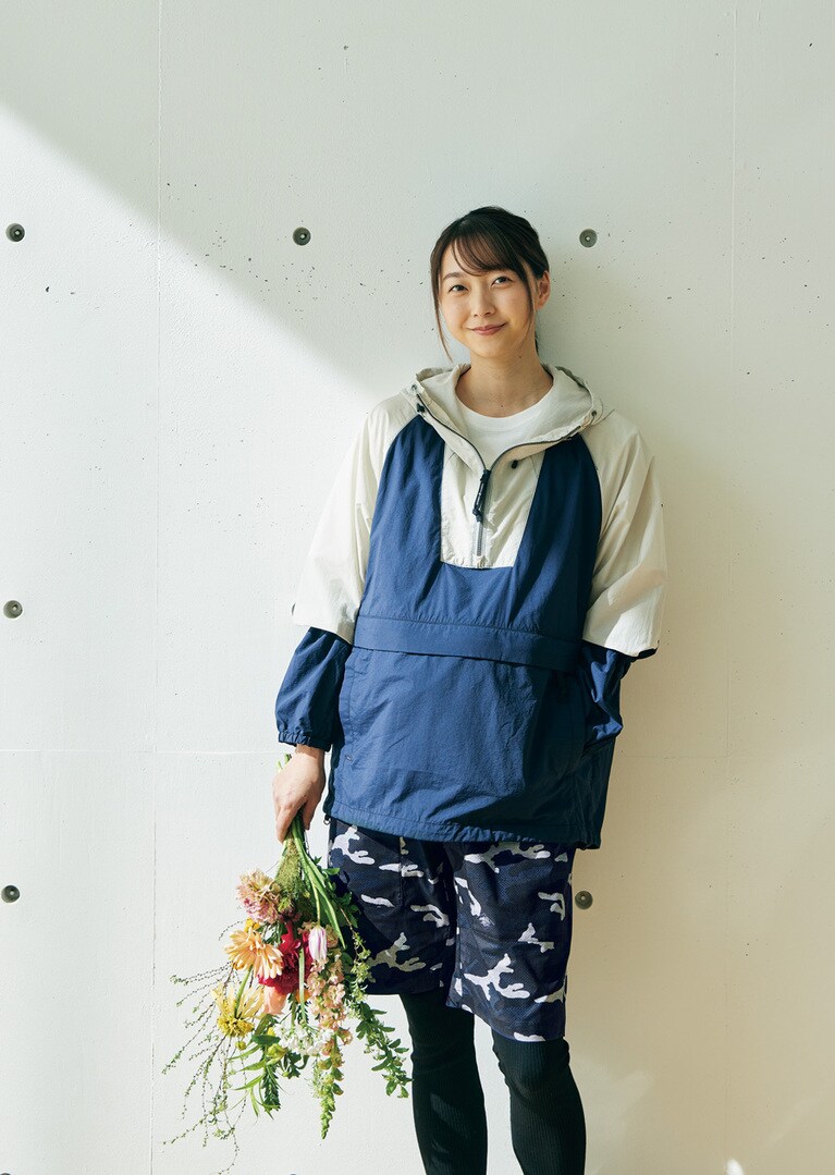 ネイビーを基調としたスポーティなコーディネート。2トーンのアノラックパーカは、コットンナイロンにポリウレタンを混紡したオリジナル素材を使用。コットンのようにナチュラルな風合いながら、ストレッチ性にも長けている。パーカ 26,400円、ショーツ 19,800円。