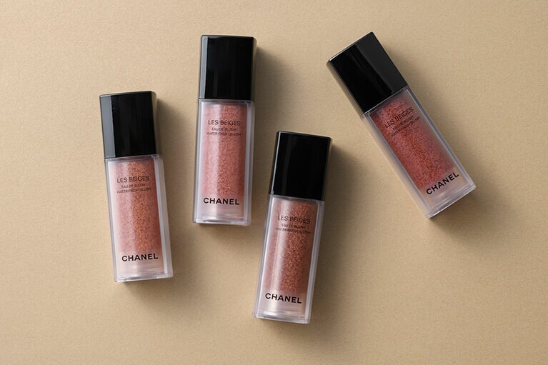 レ ベージュ オー ドゥ ブラッシュ 左から：ライト ピーチ、ライト ピンク、ウォーム ピンク、インテンス コーラル 全4色 各15mL 7,260円／シャネル