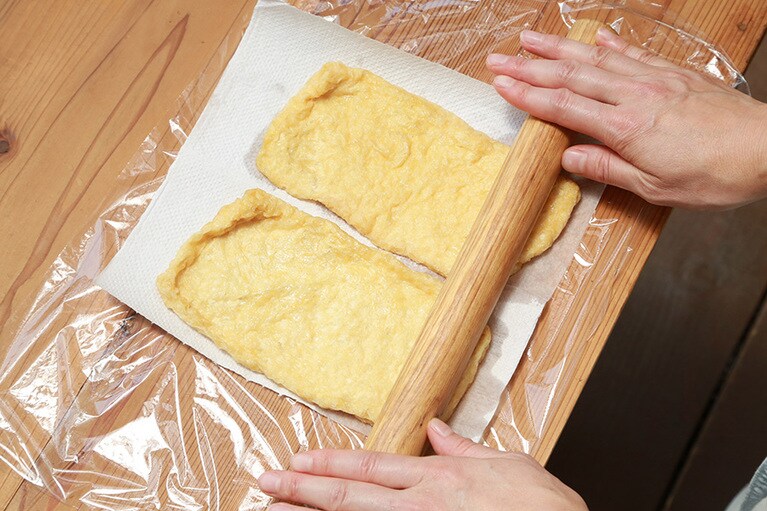 麺棒を転がす際は余分な水気と油が出るので、ラップの上にキッチンペーパーをしいて作業すると良い。