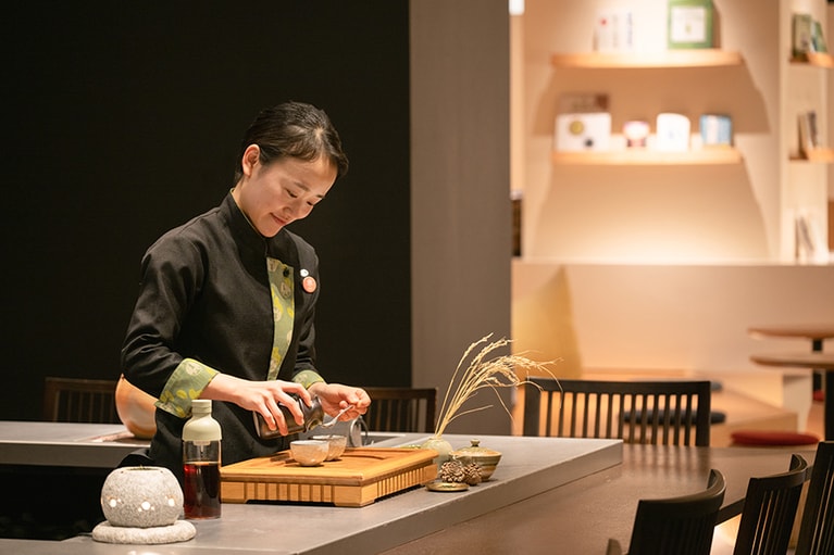 夕食後はお茶を使ったカクテル「おちゃけ」やモクテルを。お茶を漬け込んだジンやスピリッツは、未体験の美味しさ。