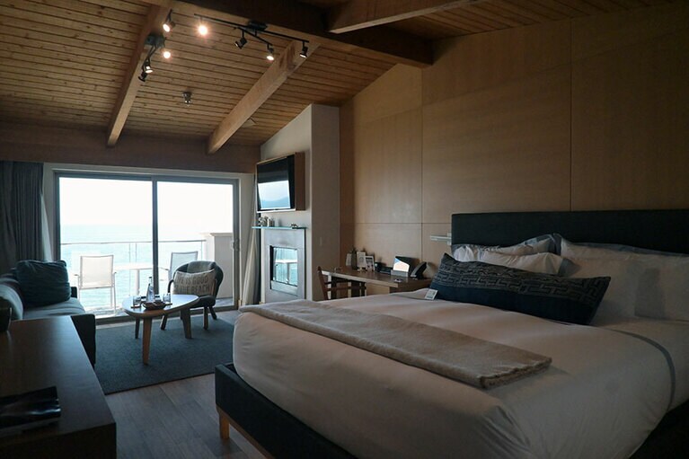 ウッドを多用したナチュラルな室内。インテリアの巧みな配置により、仕切りがなくてもスイートのように機能しています。