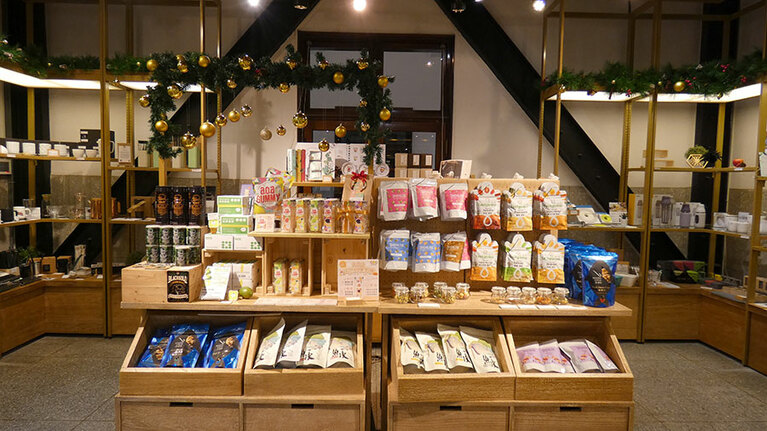 ショップの奥に食品コーナーがあります。