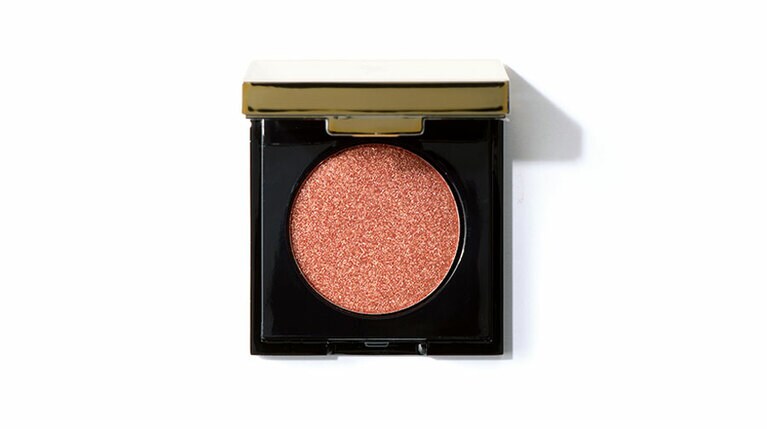 大粒シルバーグリッターが輝くヌーディなオレンジのアイシャドウ。シークインクラッシュ N°6 4,200円／イヴ・サンローラン・ボーテ