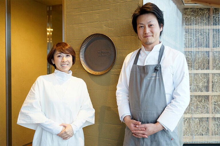 押谷俊孝シェフ(右)と、ハーブセラピストの山口千春さん。
