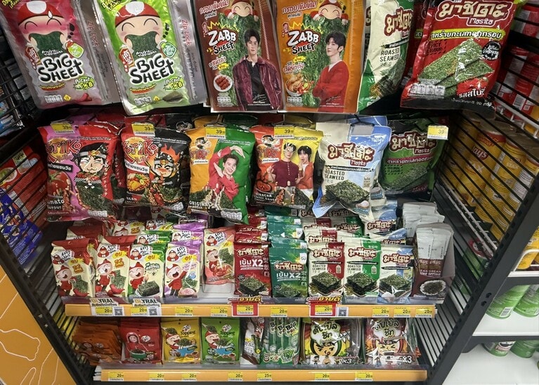 「Taokaenoi」の海苔スナック（20バーツ～）。