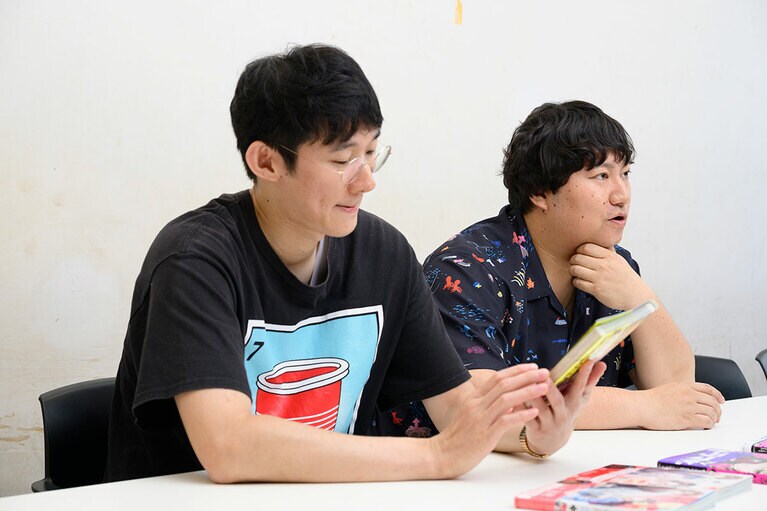 インタビューに答えてくれた、ロングコートダディのおふたり。