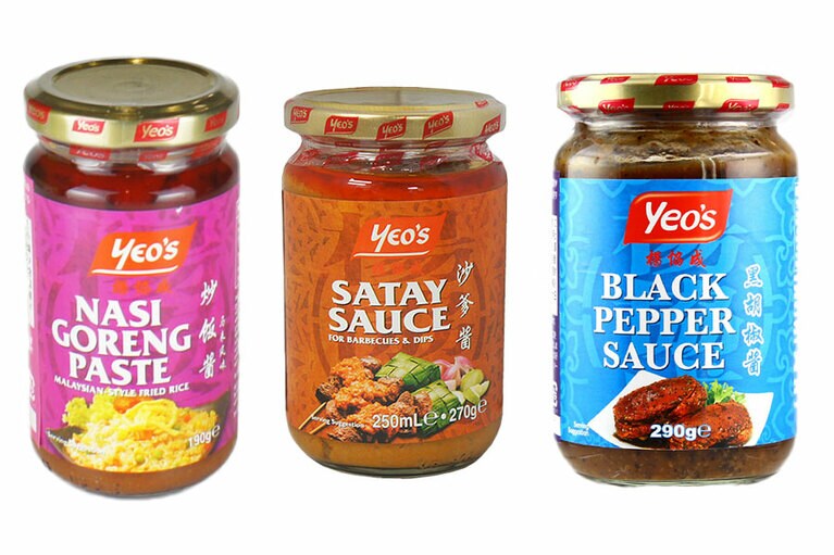 創業半世紀以上の「ヨウ」は調味料から飲料まで手がける大手食品会社。左より「ヨウ ナシゴレンペースト」 315円、「ヨウ サテーソース」 320円、「ヨウ ブラックペッパーソース」 320円。