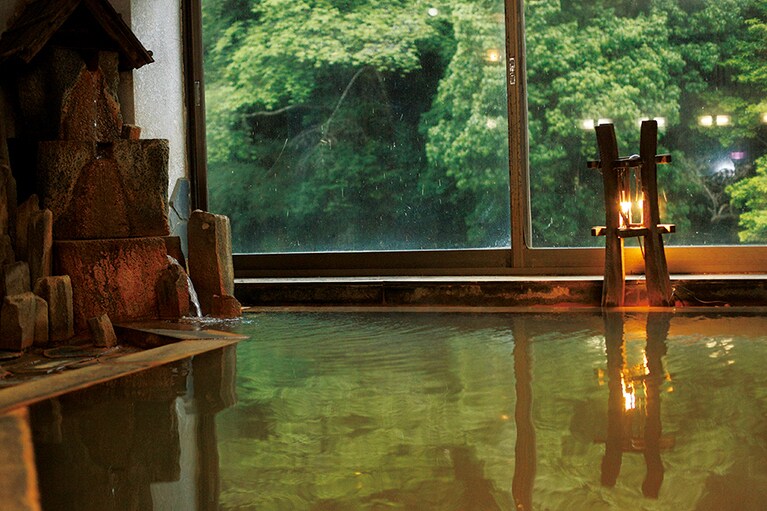 【はづ別館】「鳳液泉風呂」のほか、露天風呂と民芸調の檜造りの風呂が揃う。