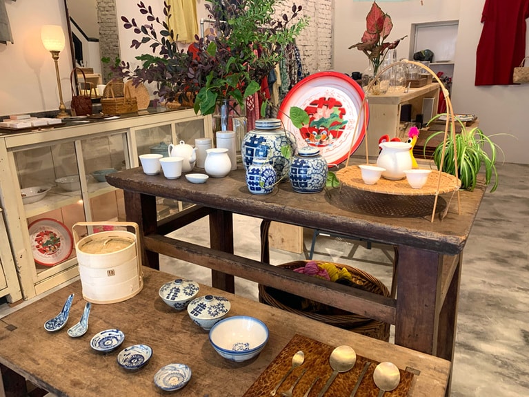 掘り出し物が見つかると愛好家たちも注目！　写真中央はヴィンテージの壺、下段は蓋つきお椀。